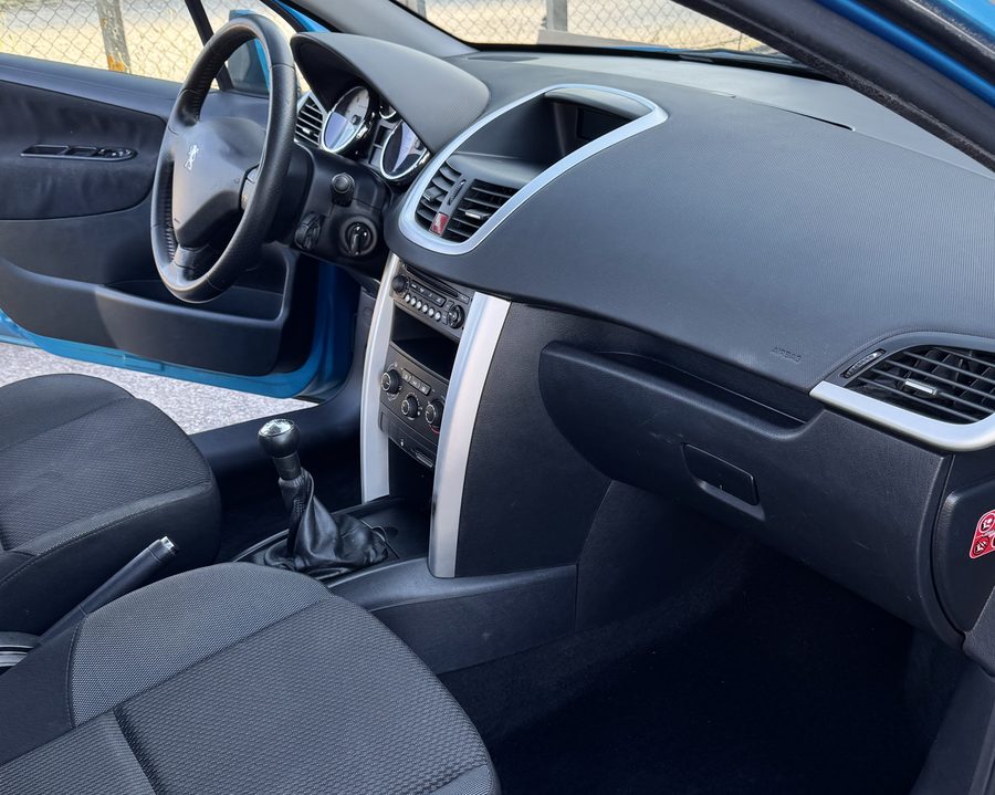 Intérieur d'une citadine après notre nettoyage : tapis, plastiques et sièges propres