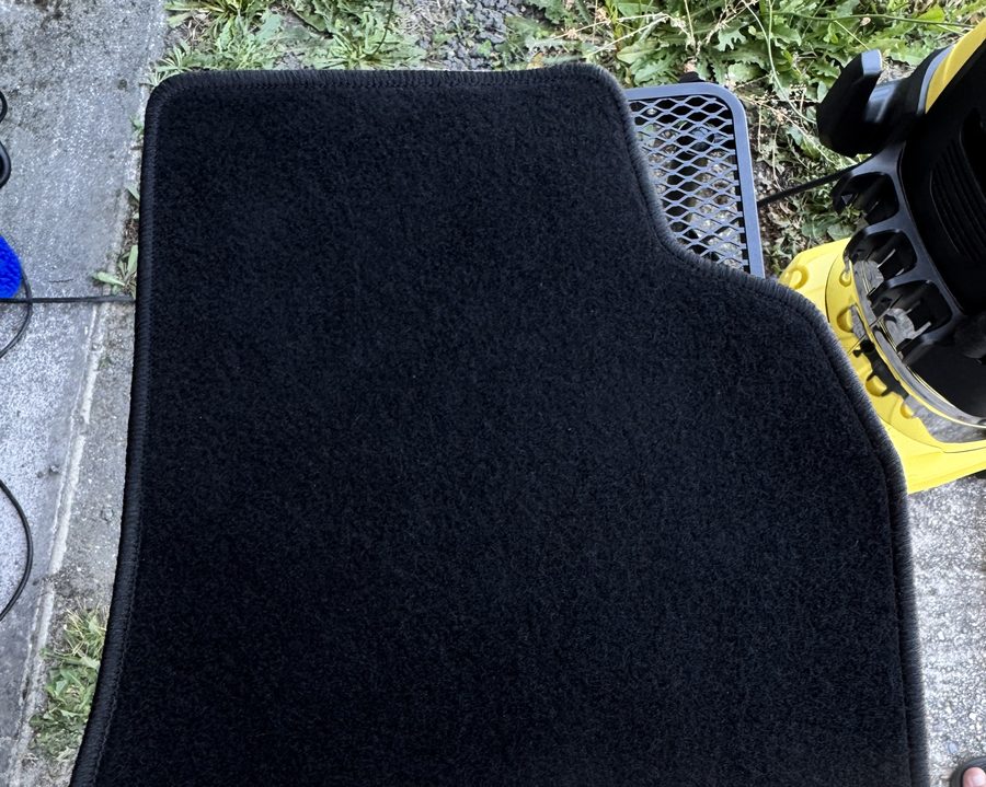 Le même tapis de sol après nettoyage, fibres propres
