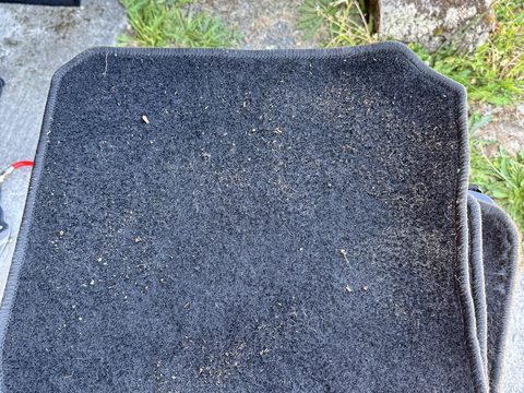 Tapis de voiture avant nettoyage — VS Detailing Bordeaux